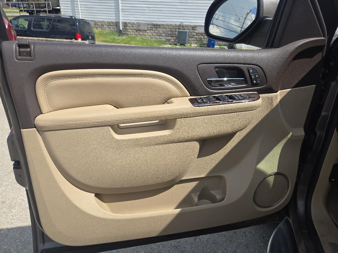 GMC Yukon XL AWD 4dr 1500 Denali 2012