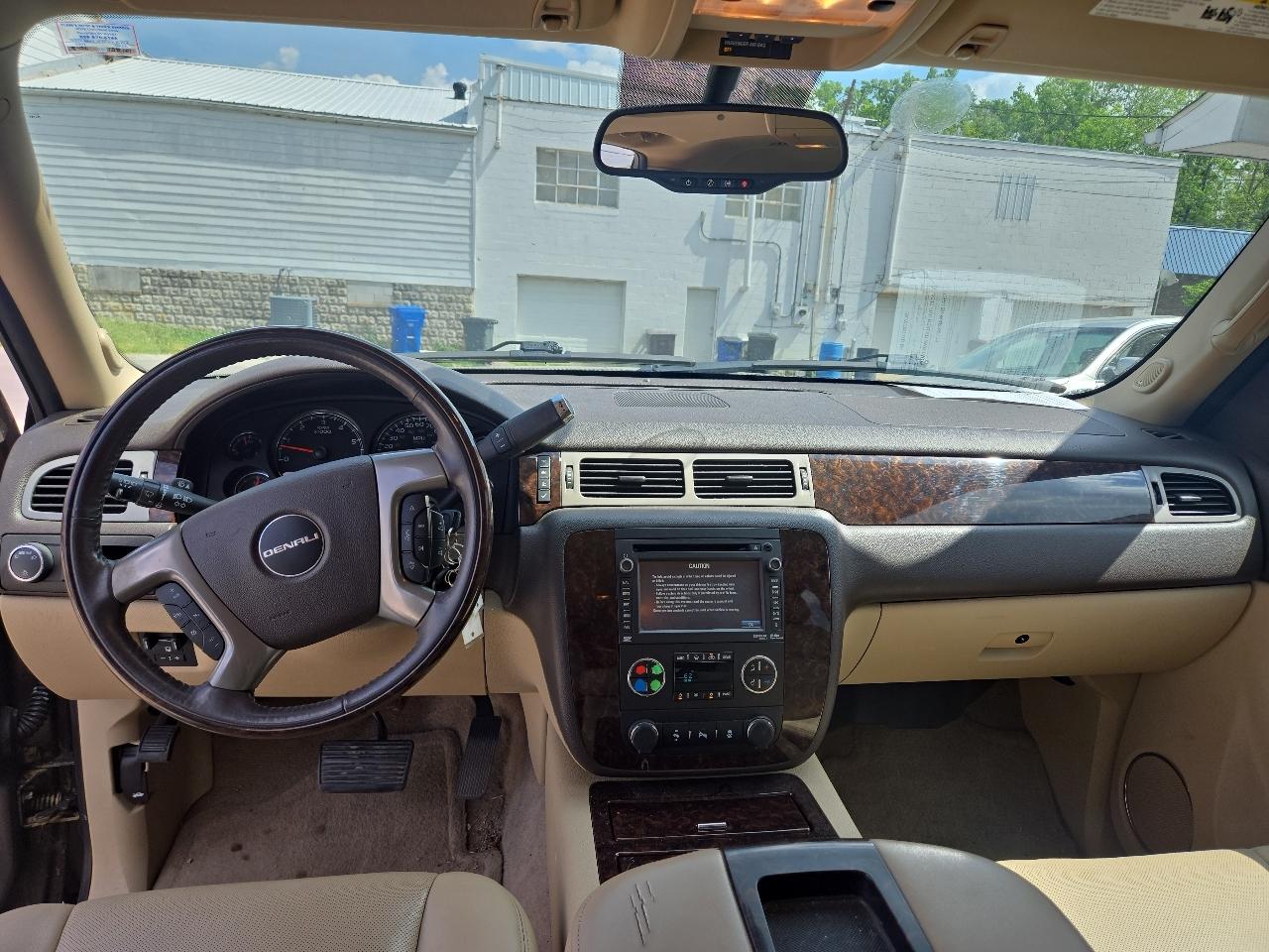 GMC Yukon XL AWD 4dr 1500 Denali 2012