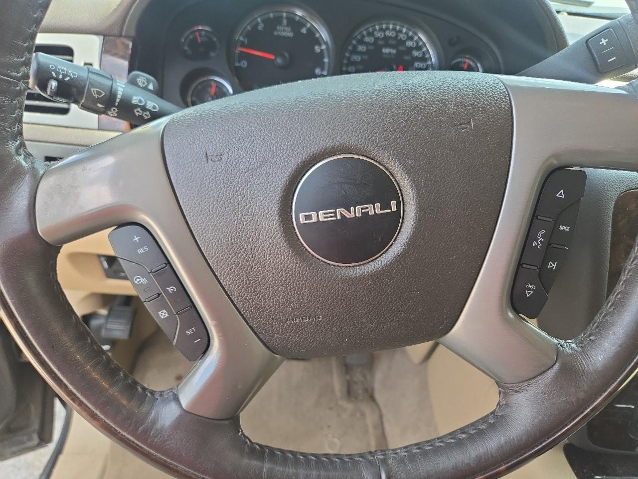 GMC Yukon XL AWD 4dr 1500 Denali 2012