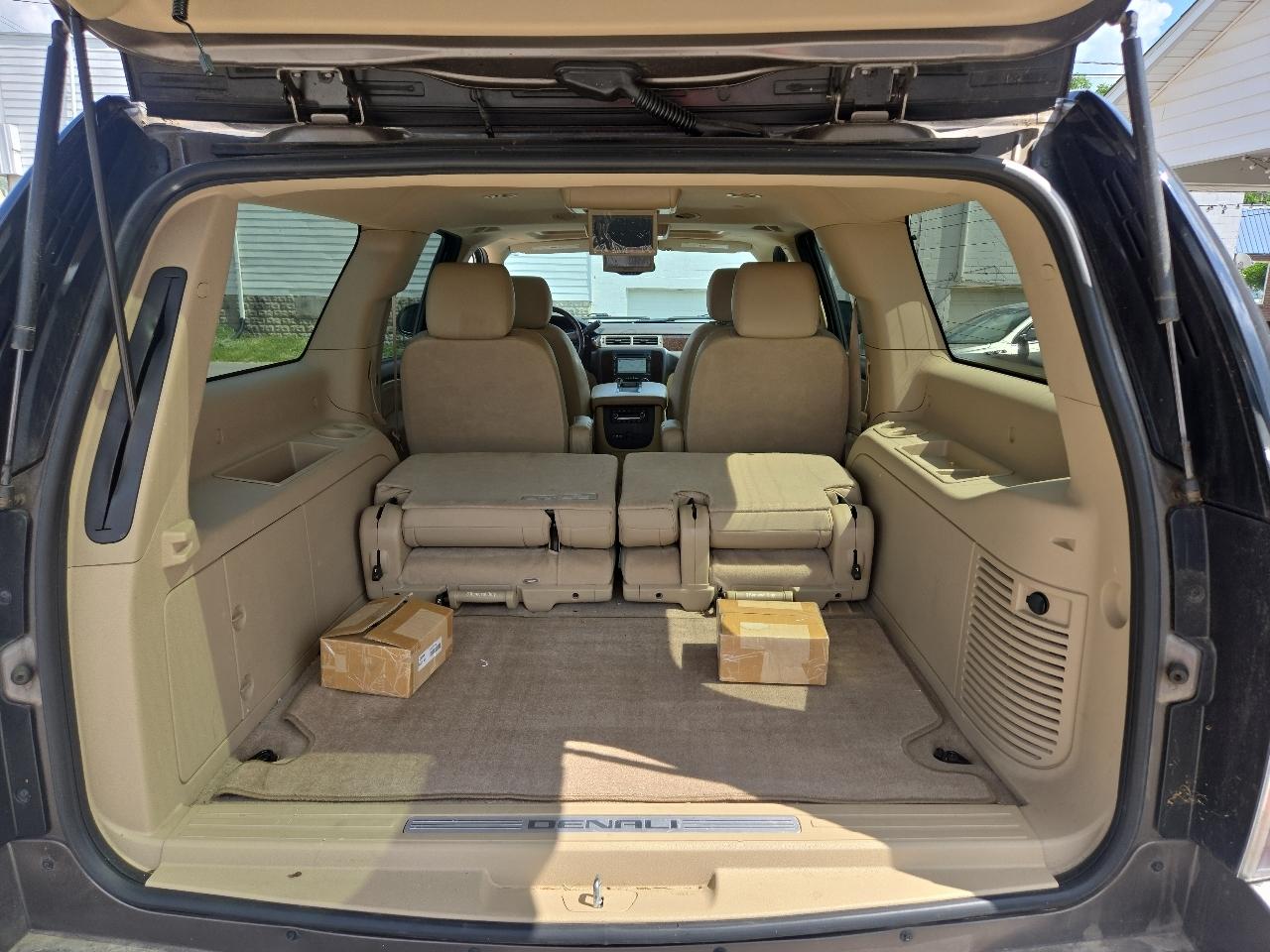 GMC Yukon XL AWD 4dr 1500 Denali 2012