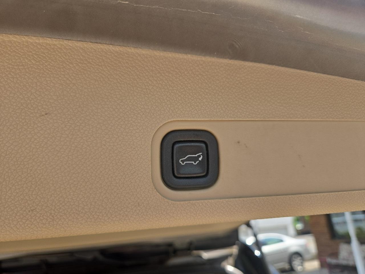 GMC Yukon XL AWD 4dr 1500 Denali 2012