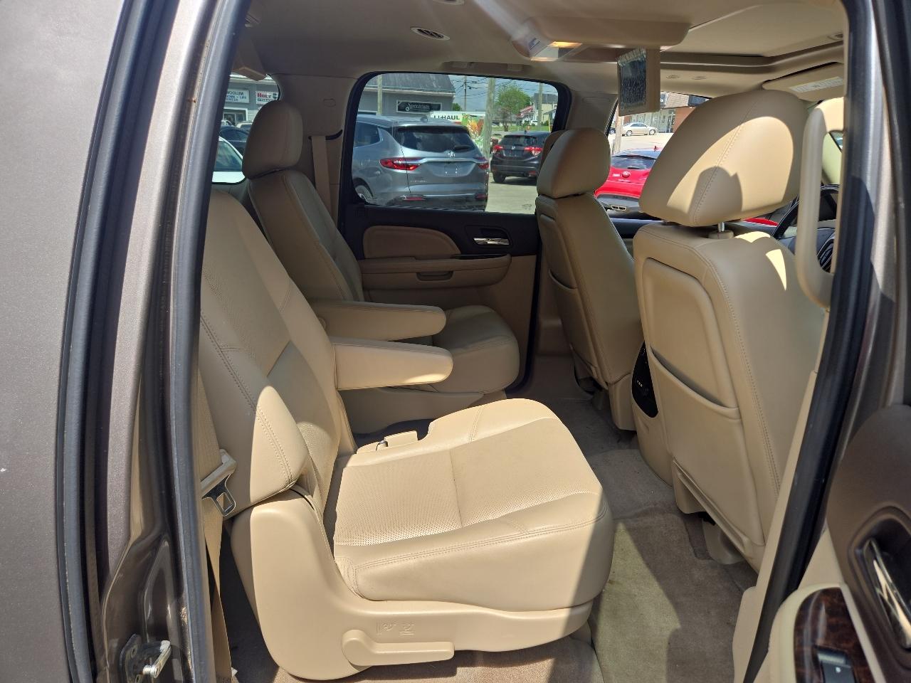 GMC Yukon XL AWD 4dr 1500 Denali 2012