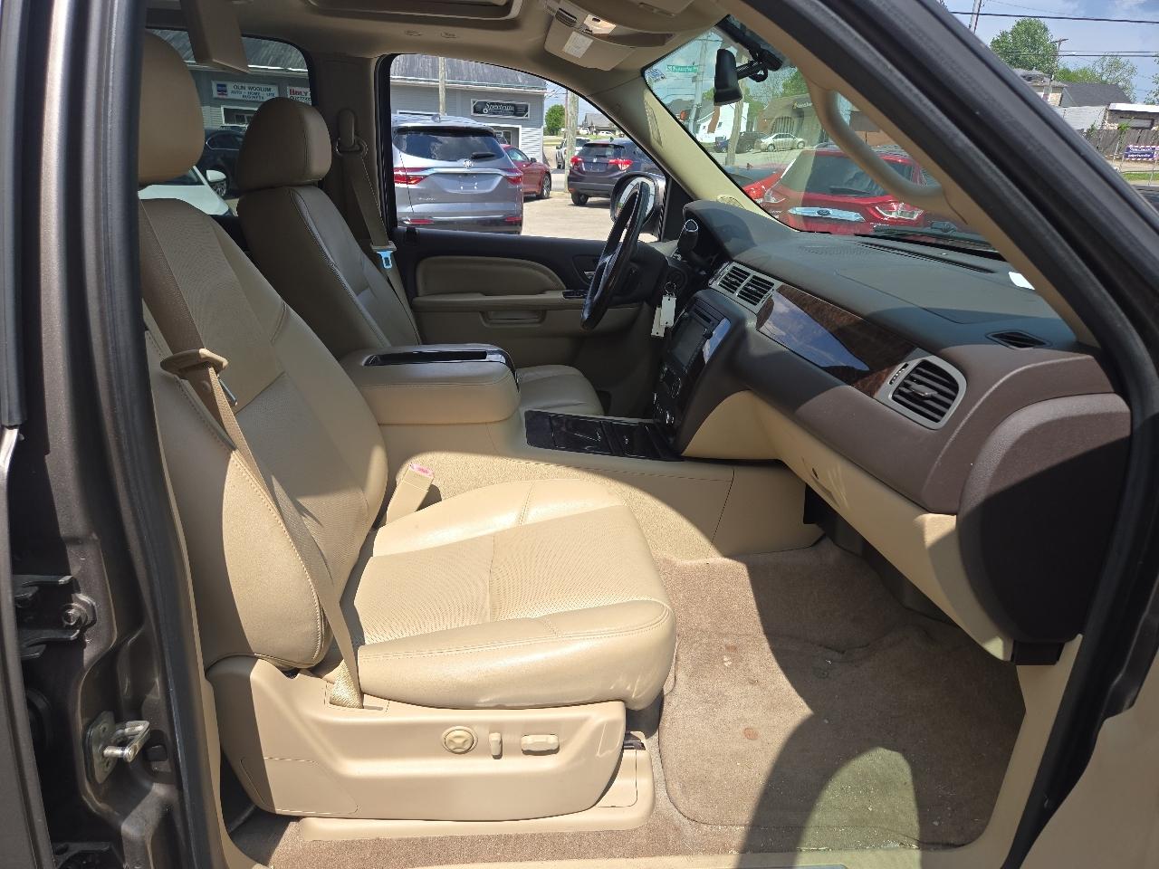 GMC Yukon XL AWD 4dr 1500 Denali 2012