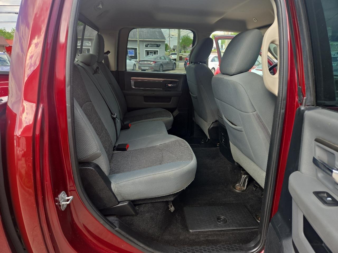 RAM 1500 Big Horn 4x4 Crew Cab 5'7" Box 2017