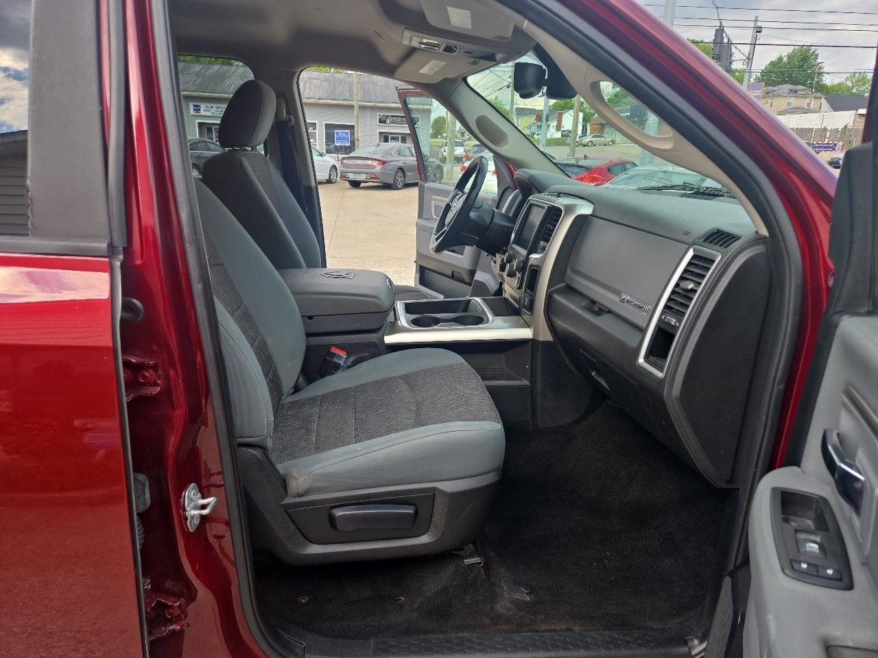RAM 1500 Big Horn 4x4 Crew Cab 5'7" Box 2017