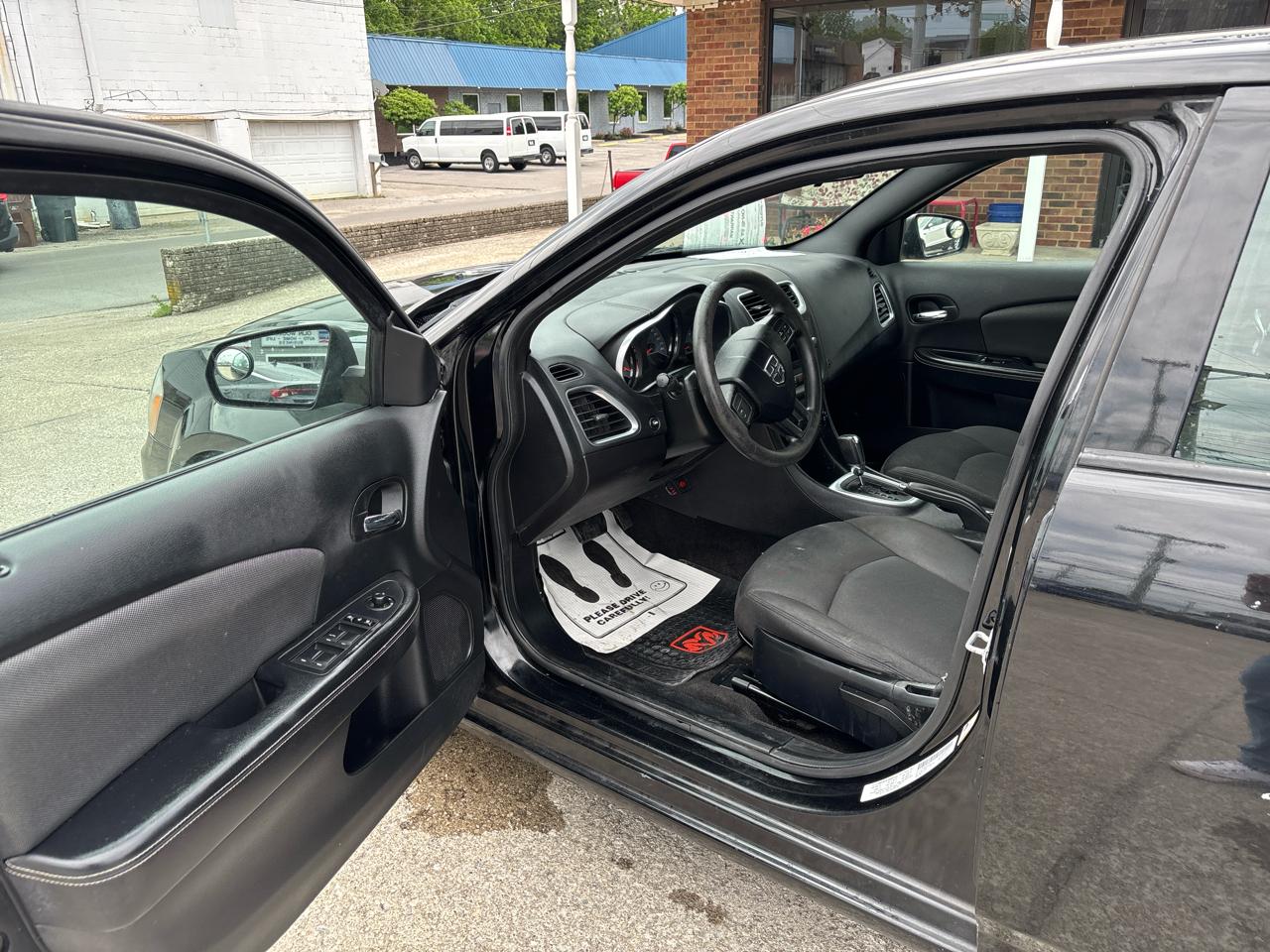 Dodge Avenger 4dr Sdn SE 2012