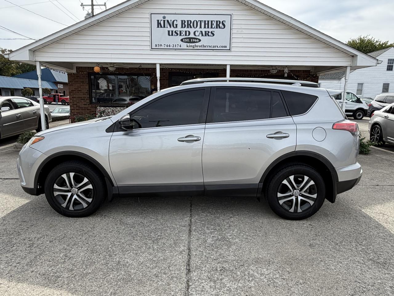 Toyota RAV4 LE AWD (Natl) 2018