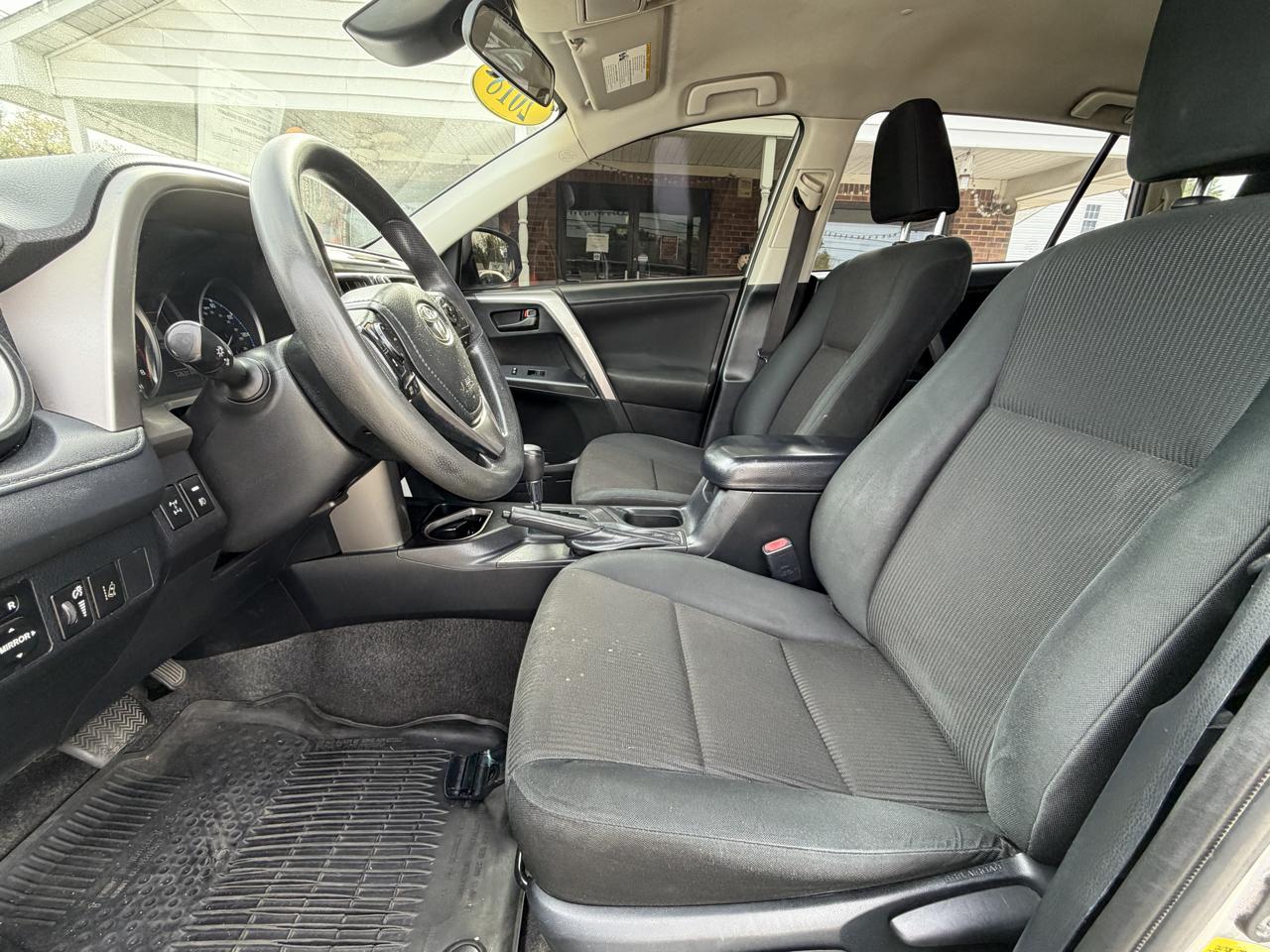 Toyota RAV4 LE AWD (Natl) 2018