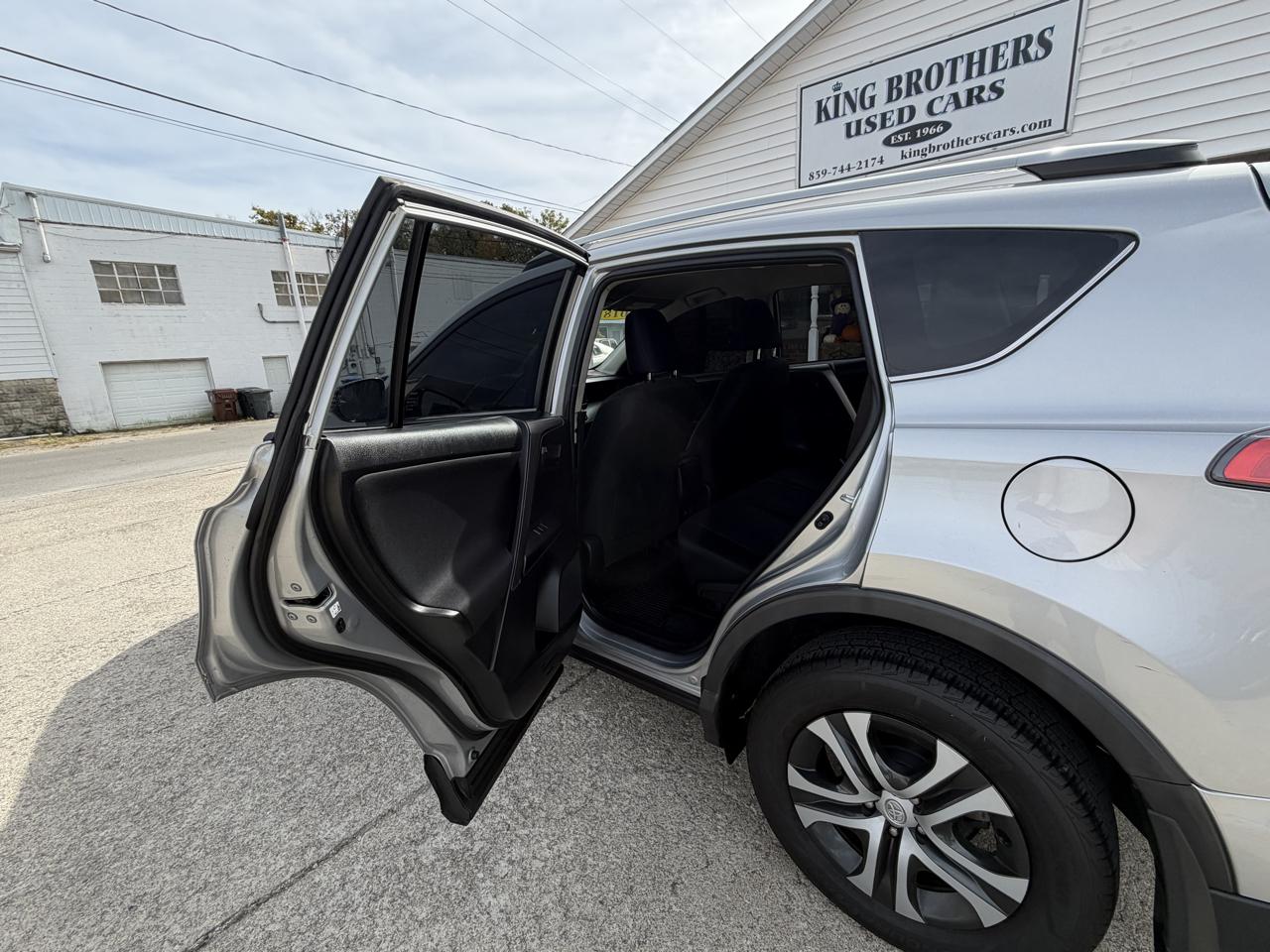 Toyota RAV4 LE AWD (Natl) 2018