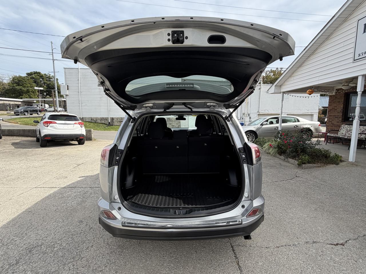 Toyota RAV4 LE AWD (Natl) 2018