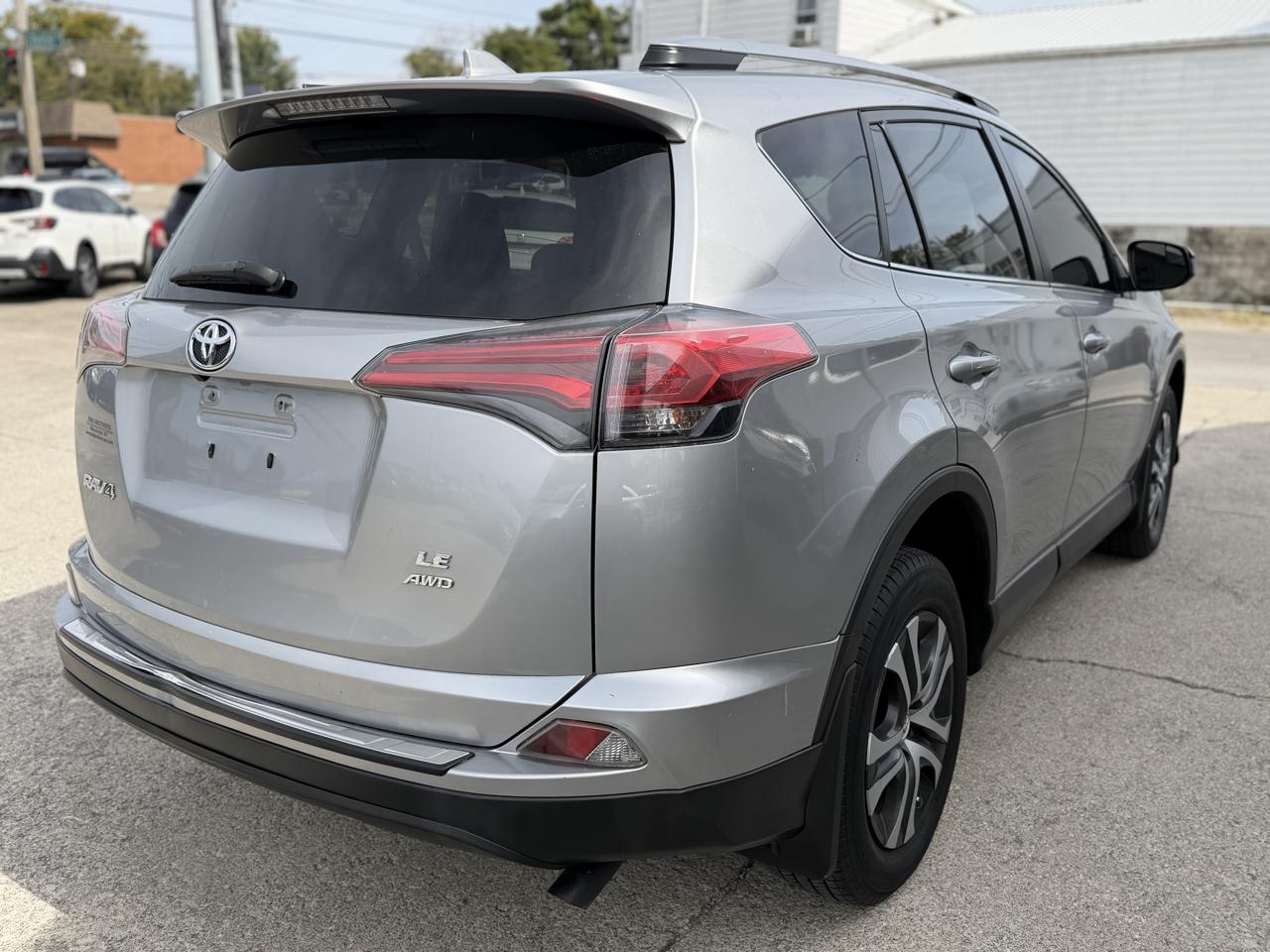 Toyota RAV4 LE AWD (Natl) 2018