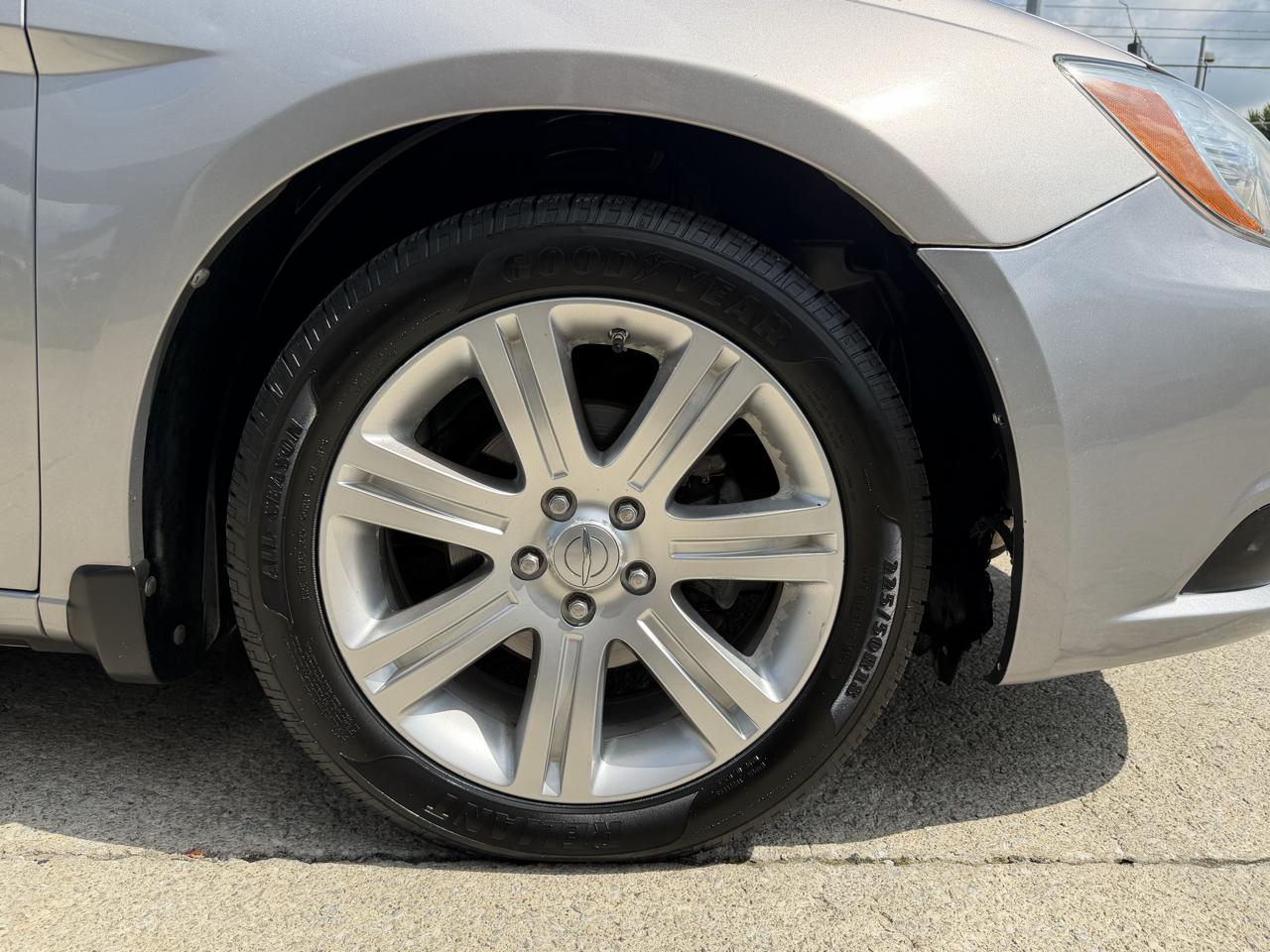 Chrysler 200 4dr Sdn LX 2013