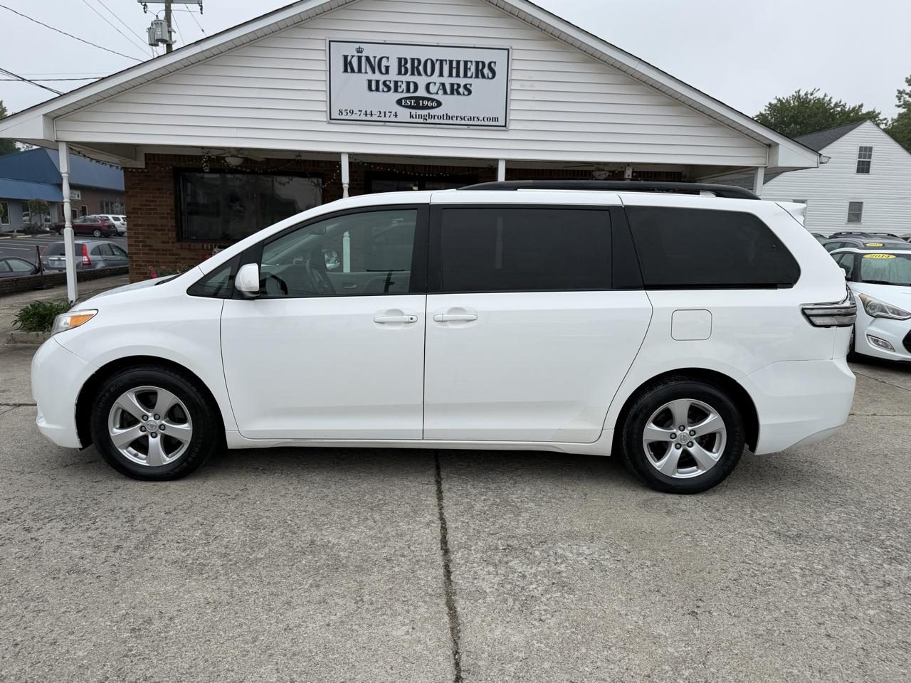 Toyota Sienna 5dr 8-Pass Van LE FWD (Natl) 2016