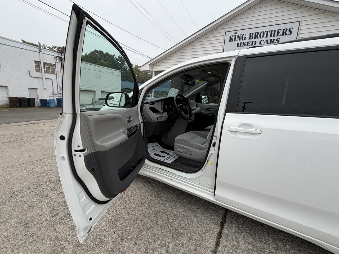 Toyota Sienna 5dr 8-Pass Van LE FWD (Natl) 2016