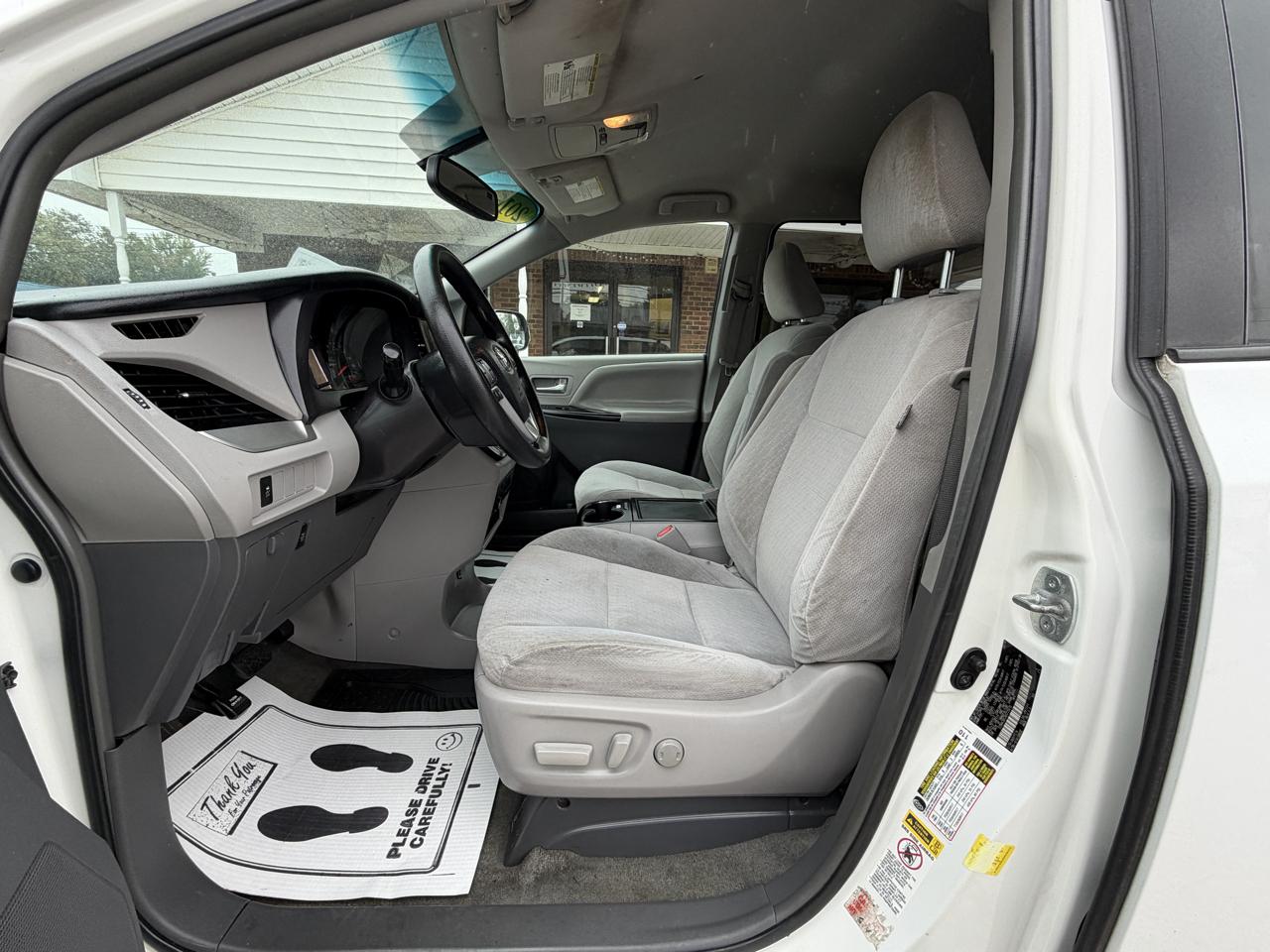 Toyota Sienna 5dr 8-Pass Van LE FWD (Natl) 2016
