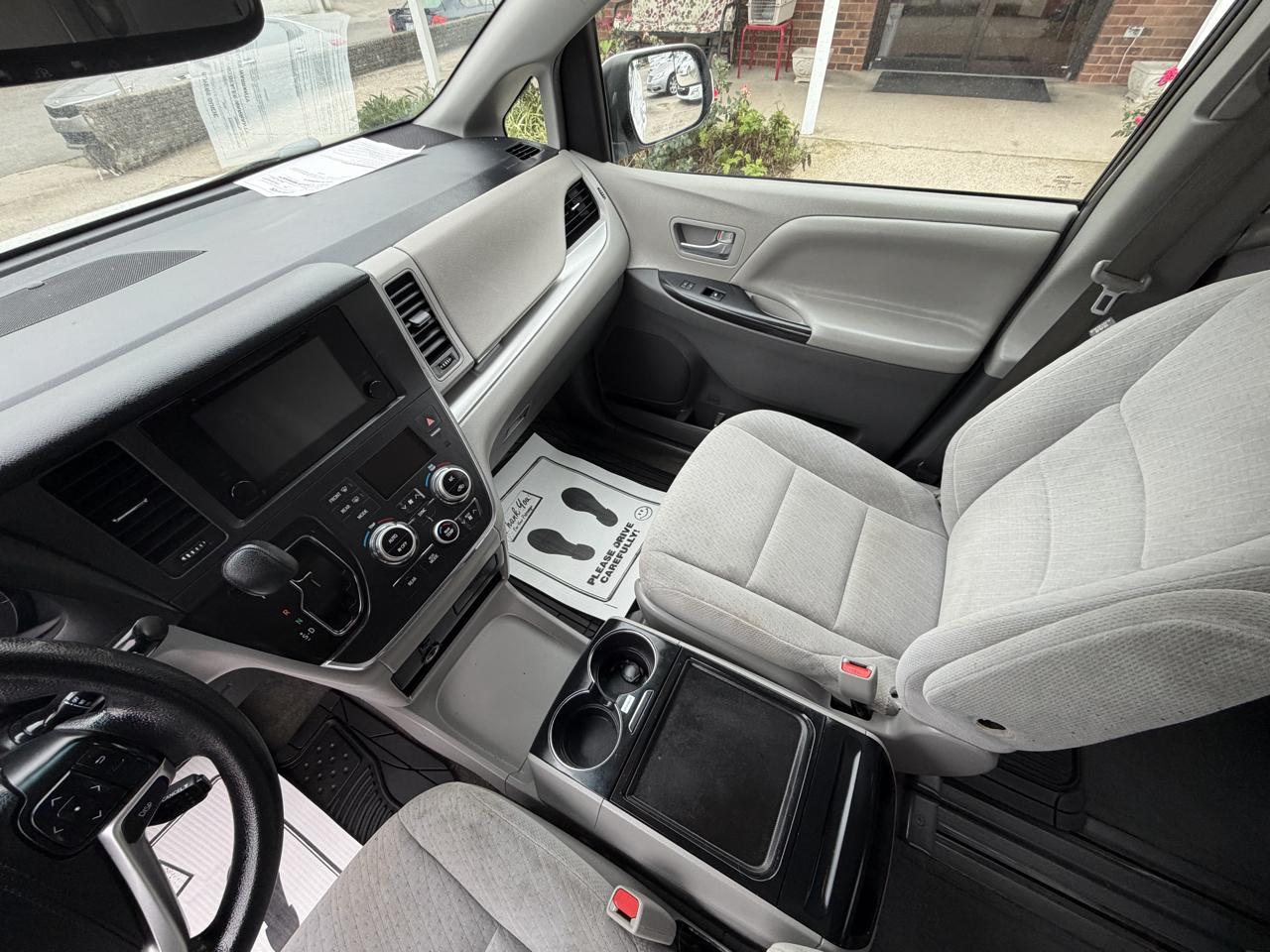 Toyota Sienna 5dr 8-Pass Van LE FWD (Natl) 2016