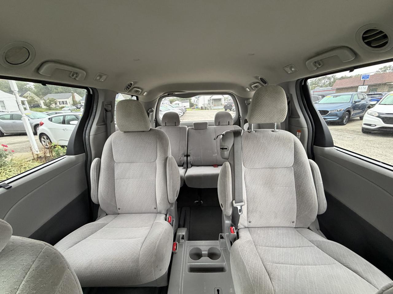 Toyota Sienna 5dr 8-Pass Van LE FWD (Natl) 2016