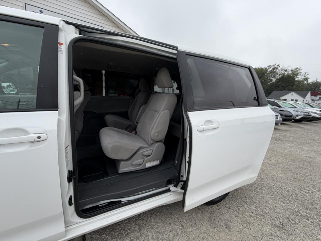 Toyota Sienna 5dr 8-Pass Van LE FWD (Natl) 2016