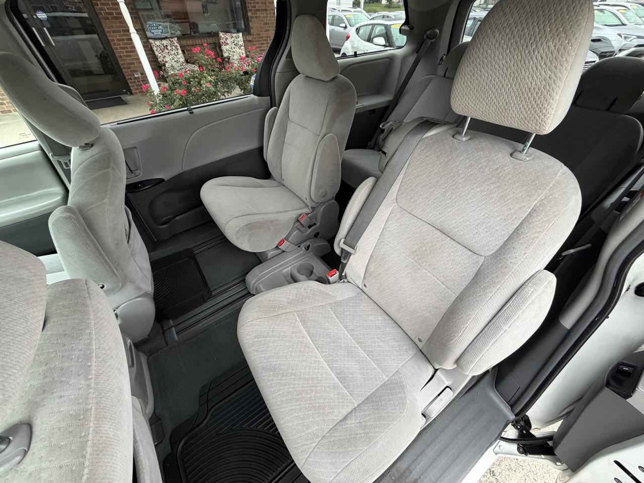 Toyota Sienna 5dr 8-Pass Van LE FWD (Natl) 2016