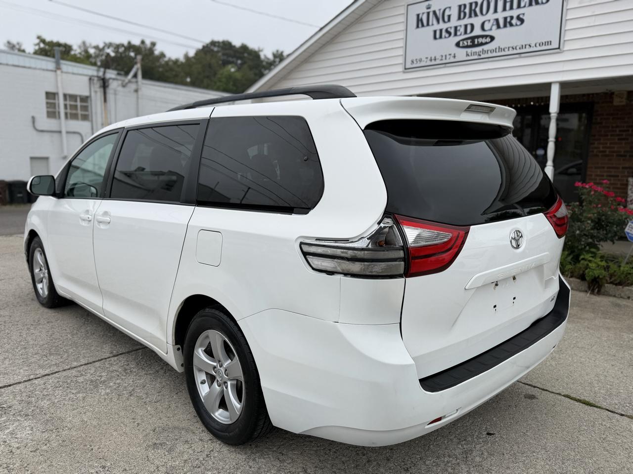 Toyota Sienna 5dr 8-Pass Van LE FWD (Natl) 2016