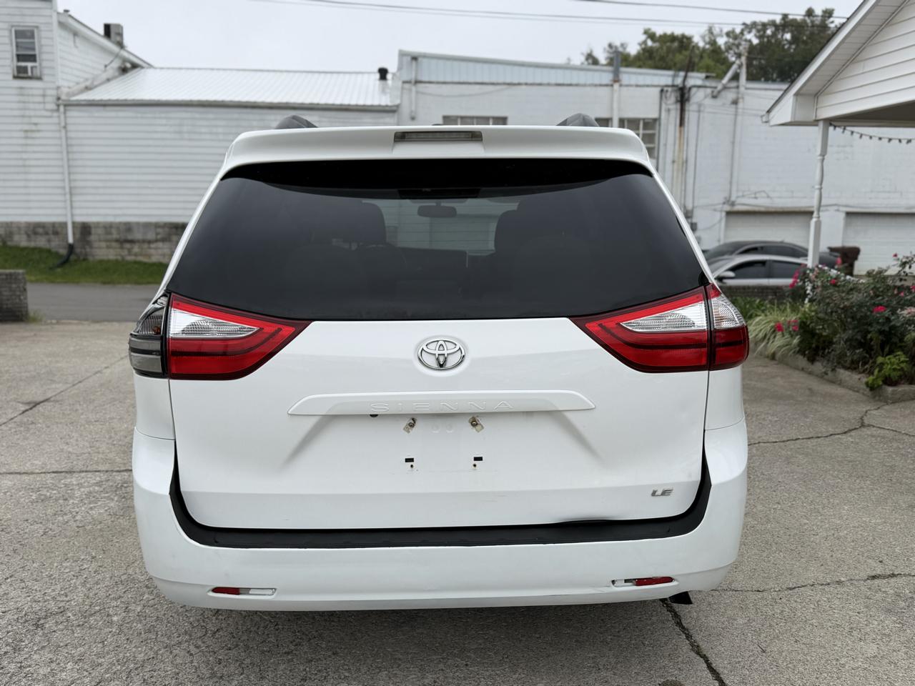 Toyota Sienna 5dr 8-Pass Van LE FWD (Natl) 2016