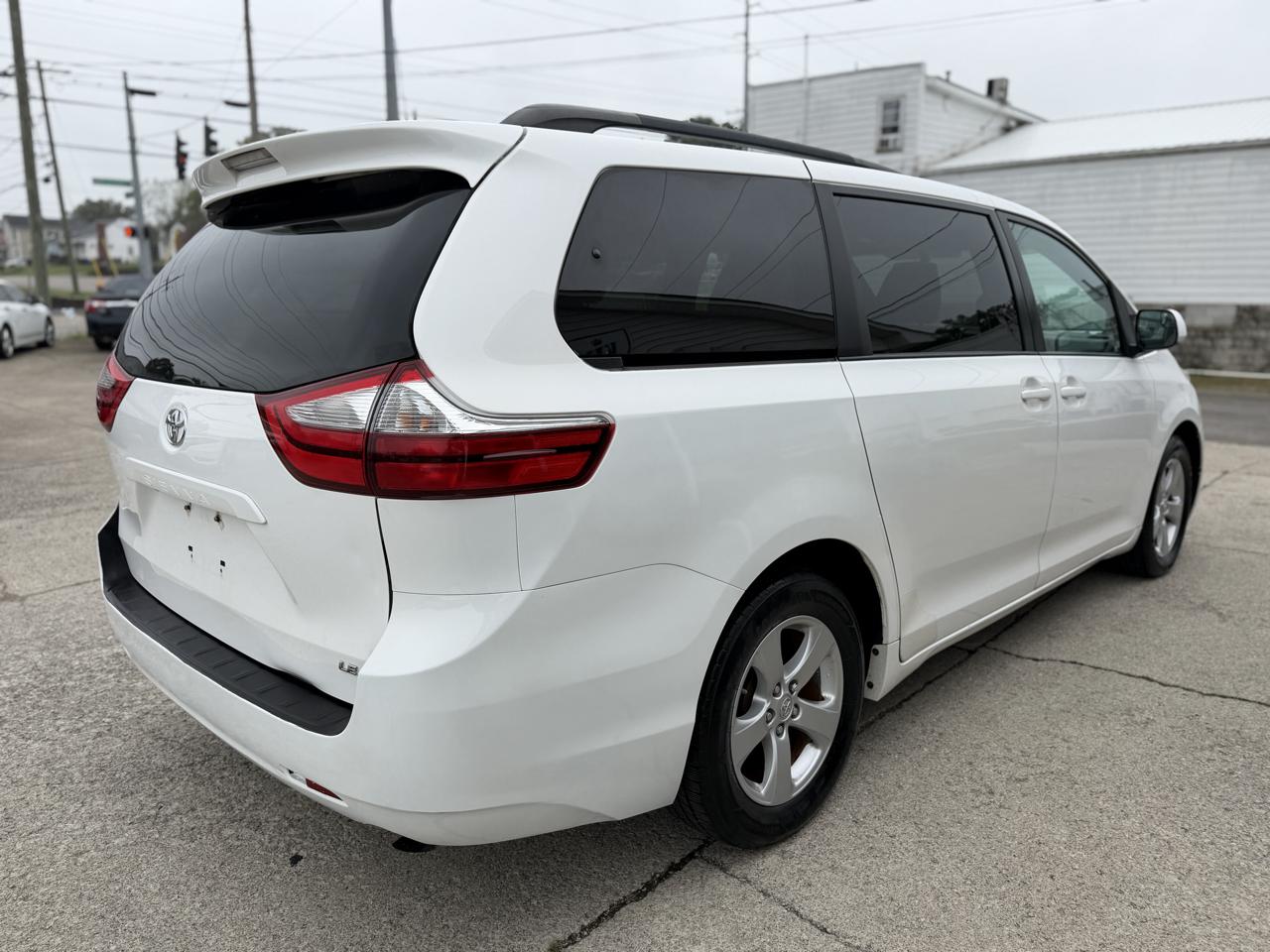 Toyota Sienna 5dr 8-Pass Van LE FWD (Natl) 2016