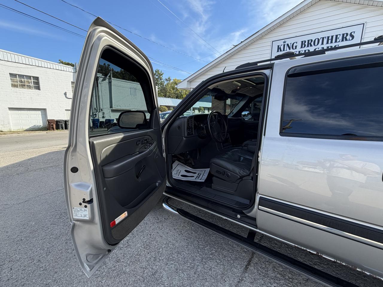 Chevrolet Avalanche 1500 5dr Crew Cab 130" WB 4WD Z71 2004