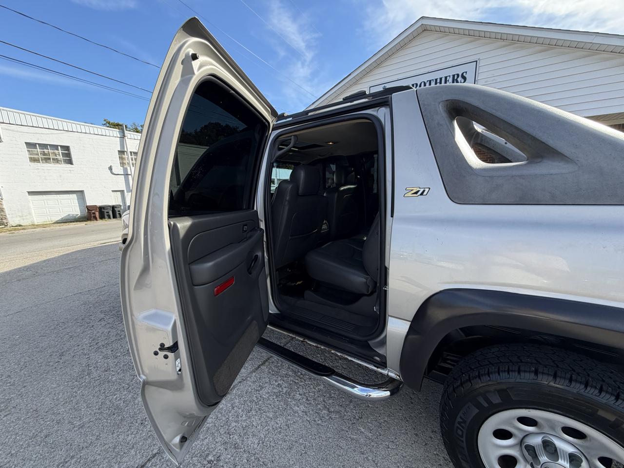 Chevrolet Avalanche 1500 5dr Crew Cab 130" WB 4WD Z71 2004