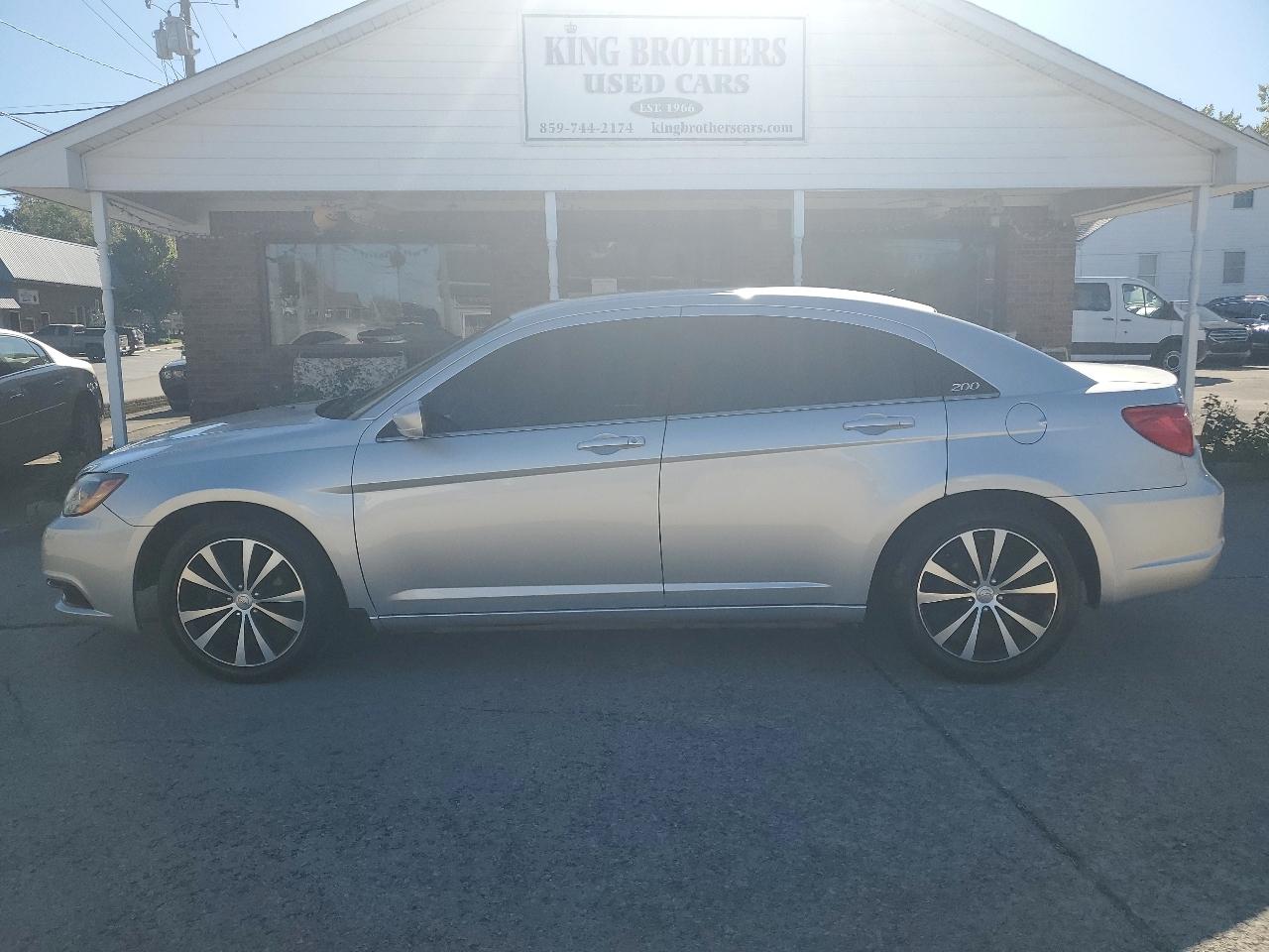 Chrysler 200 4dr Sdn Touring 2012