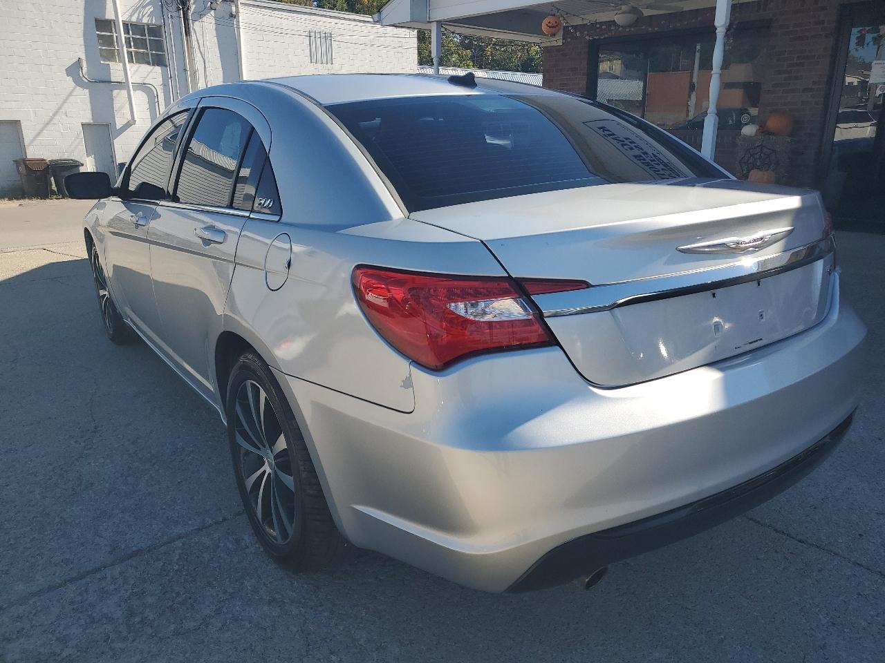 Chrysler 200 4dr Sdn Touring 2012