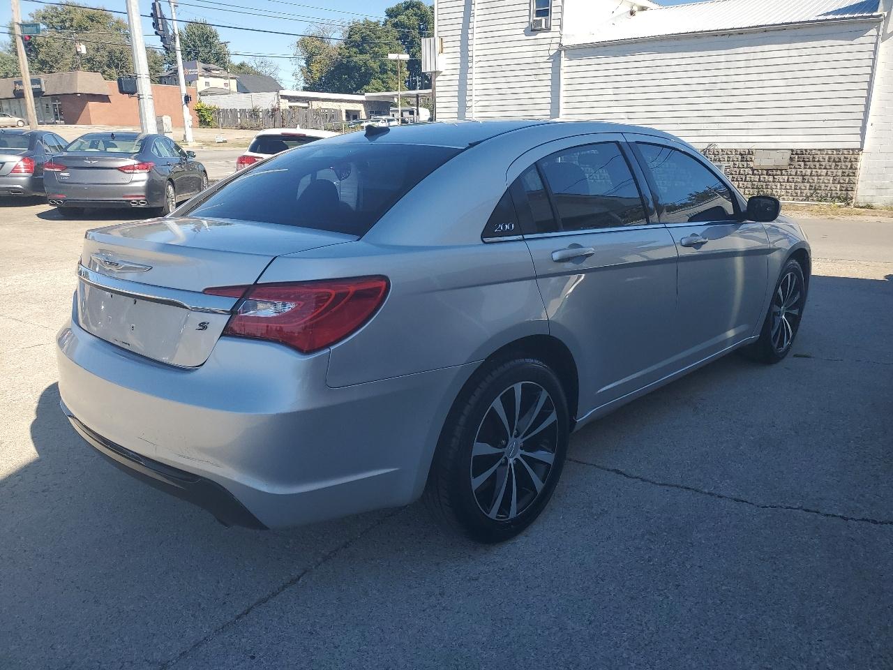 Chrysler 200 4dr Sdn Touring 2012