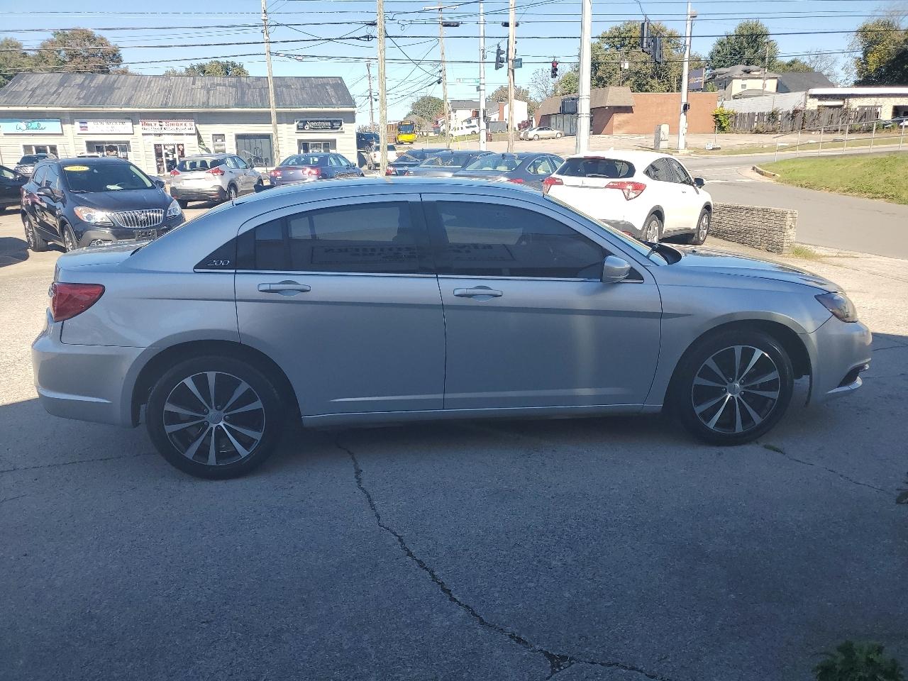 Chrysler 200 4dr Sdn Touring 2012