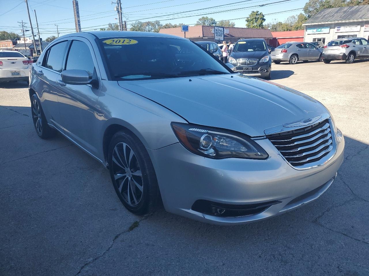 Chrysler 200 4dr Sdn Touring 2012