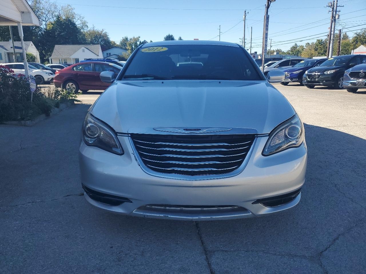 Chrysler 200 4dr Sdn Touring 2012