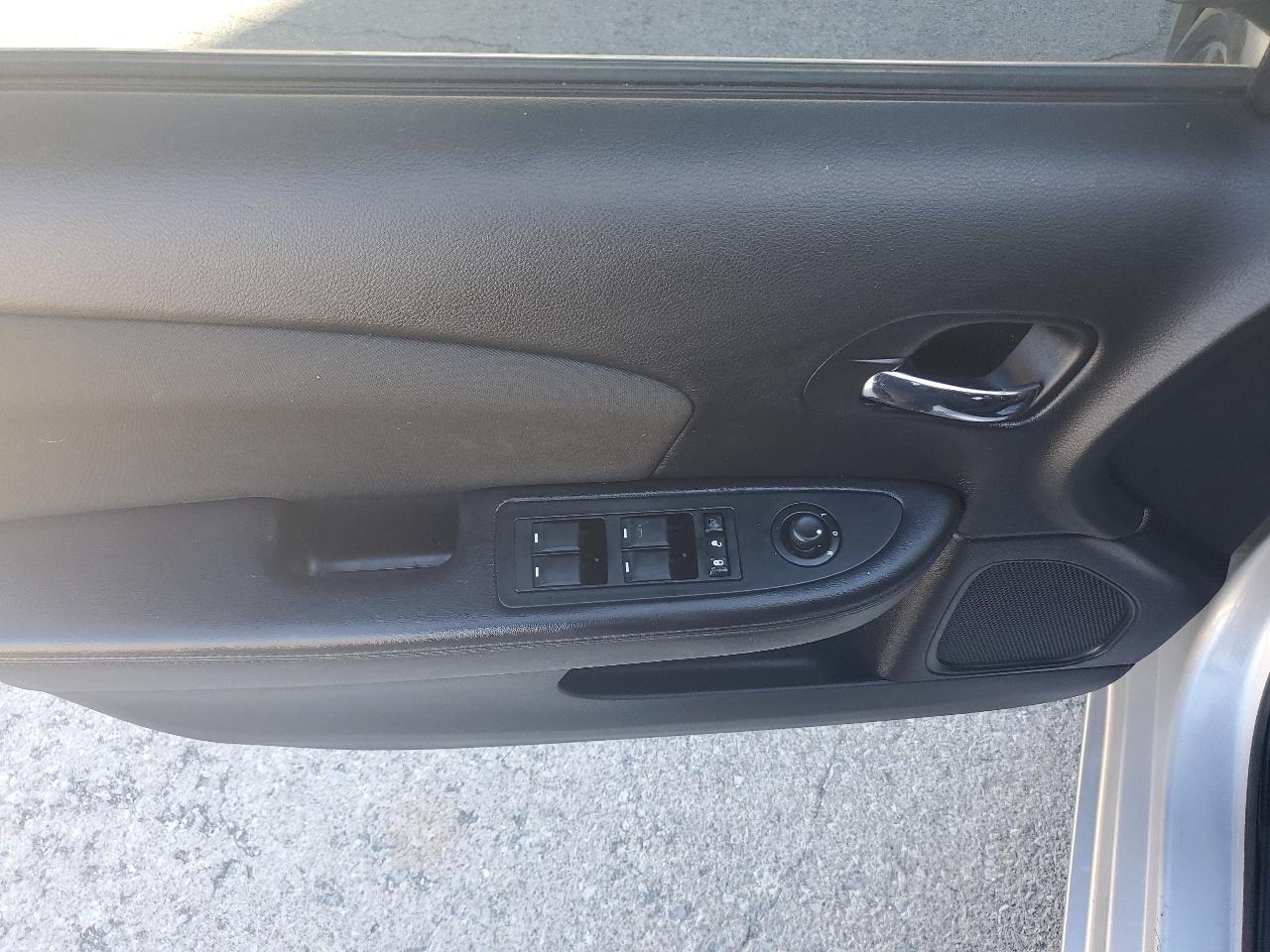 Chrysler 200 4dr Sdn Touring 2012