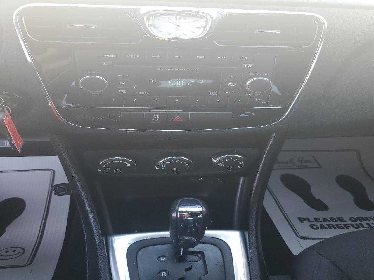 Chrysler 200 4dr Sdn Touring 2012