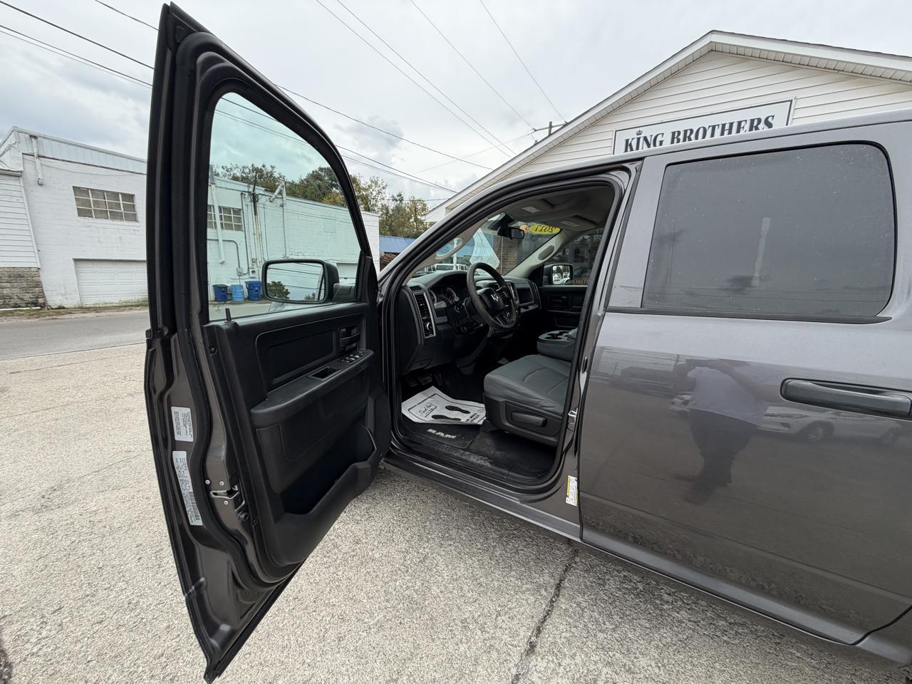 RAM 1500 Express 4x4 Quad Cab 6'4" Box 2017