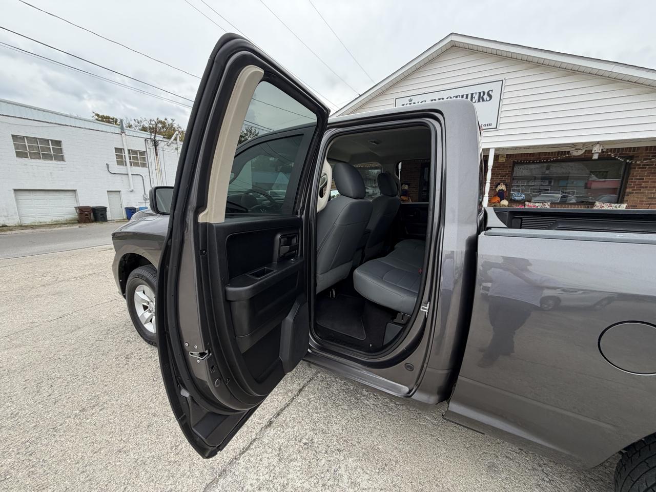 RAM 1500 Express 4x4 Quad Cab 6'4" Box 2017