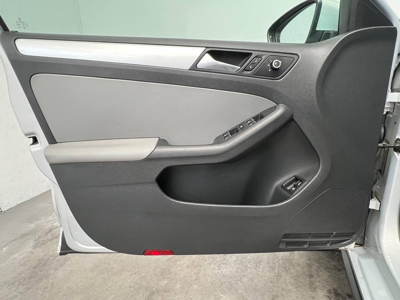 Volkswagen Jetta Hybrid  2013