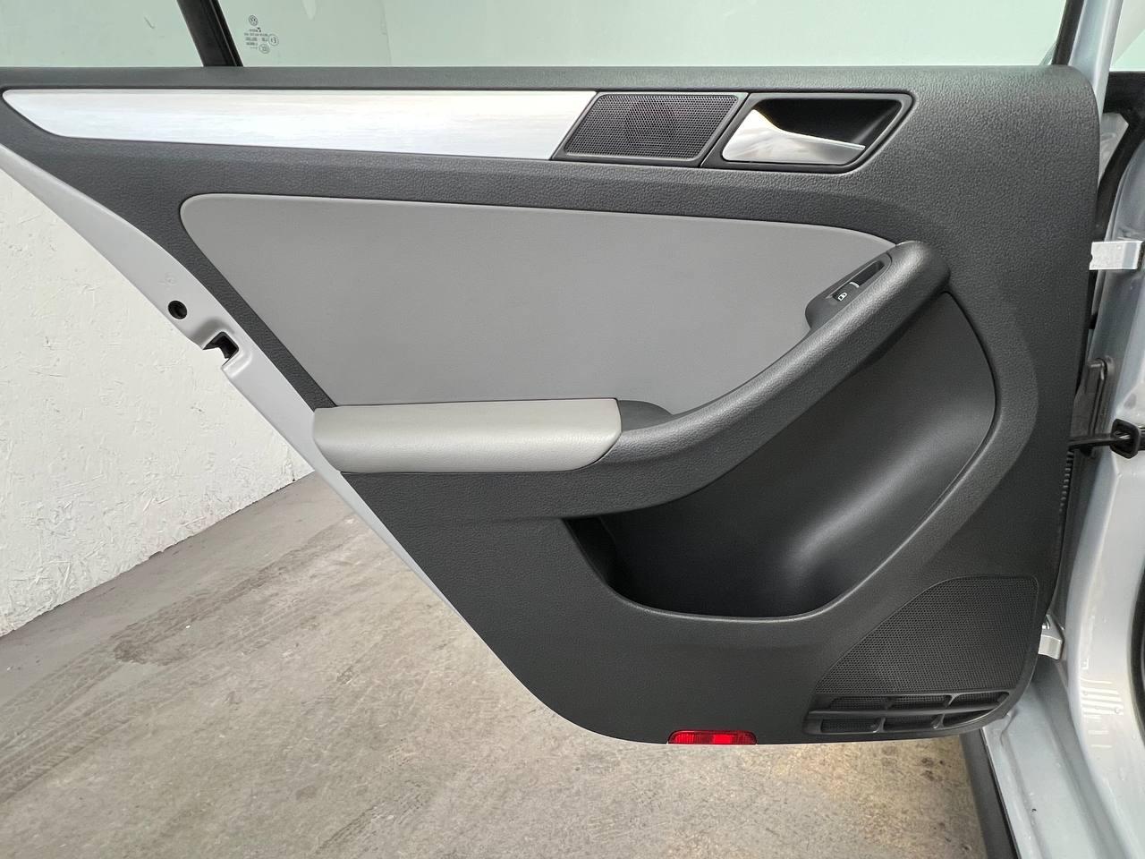 Volkswagen Jetta Hybrid  2013