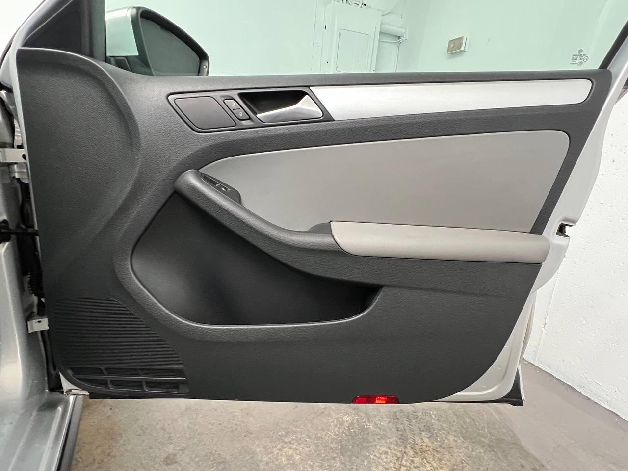 Volkswagen Jetta Hybrid  2013