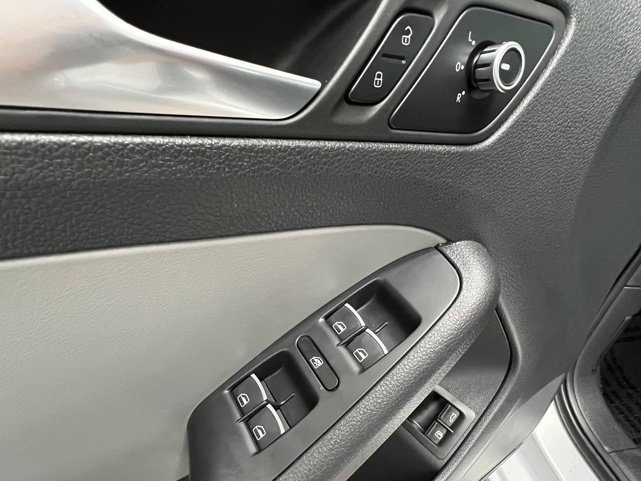 Volkswagen Jetta Hybrid  2013