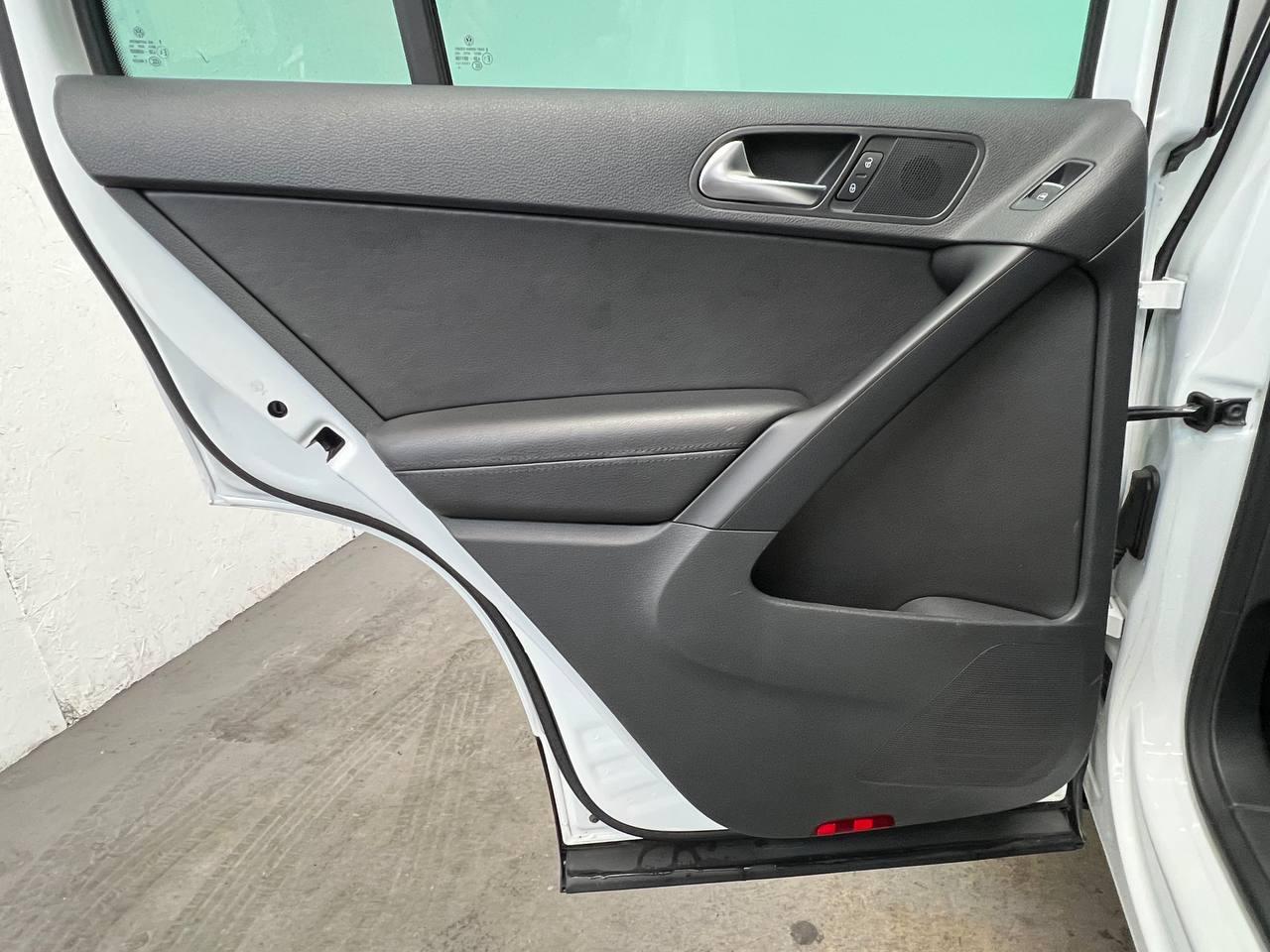 Volkswagen Tiguan 4MOTION 4dr Auto SEL 2015