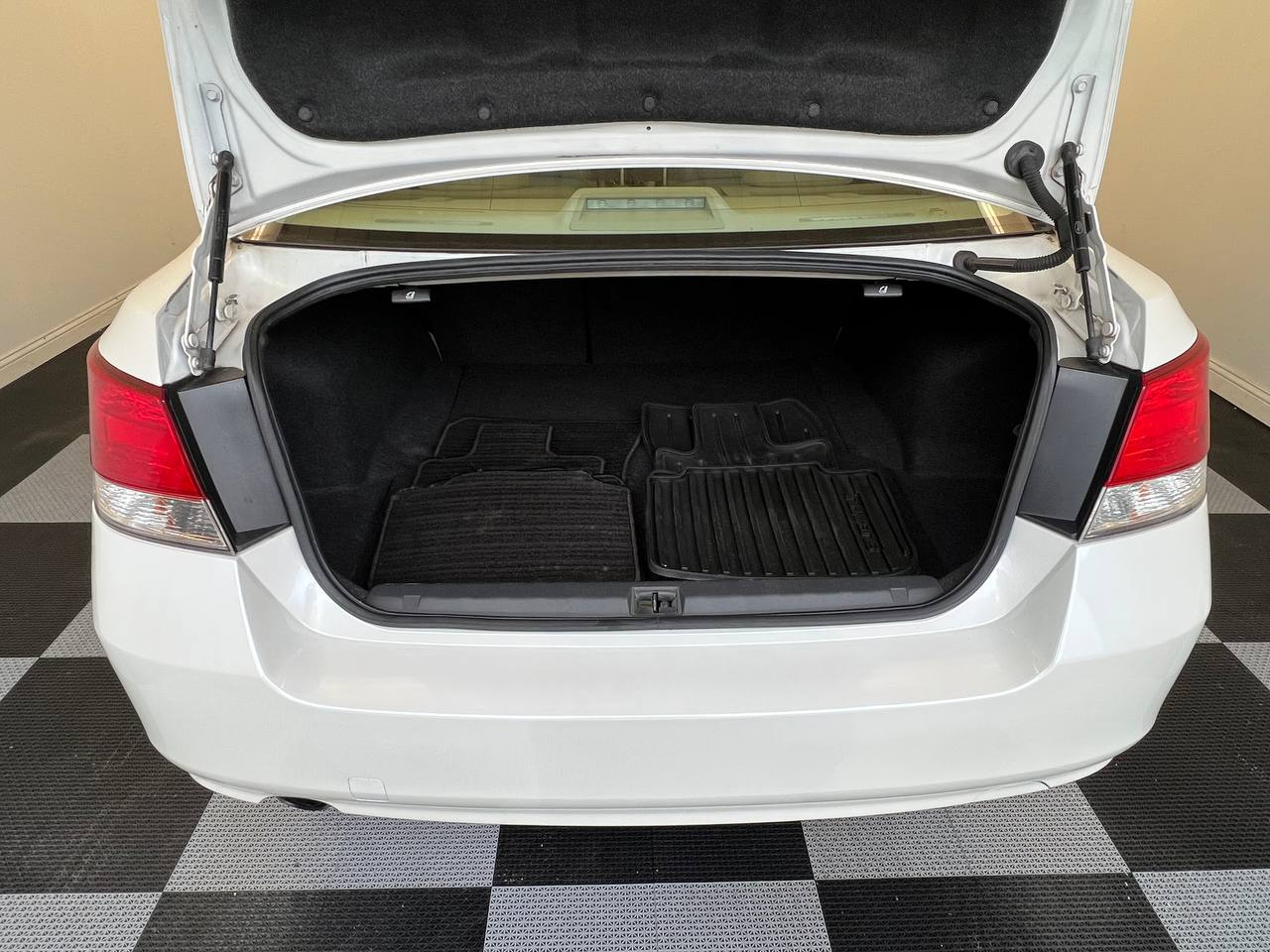 Subaru Legacy 4dr Sdn H4 Auto 2.5i Premium 2012