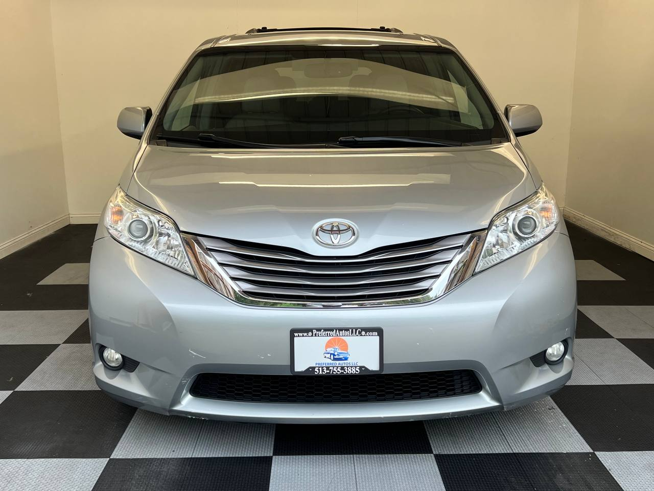 2015 Toyota Sienna XLE photo 2