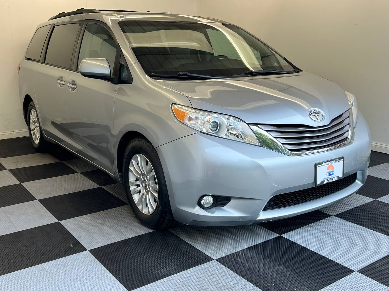2015 Toyota Sienna XLE photo 3