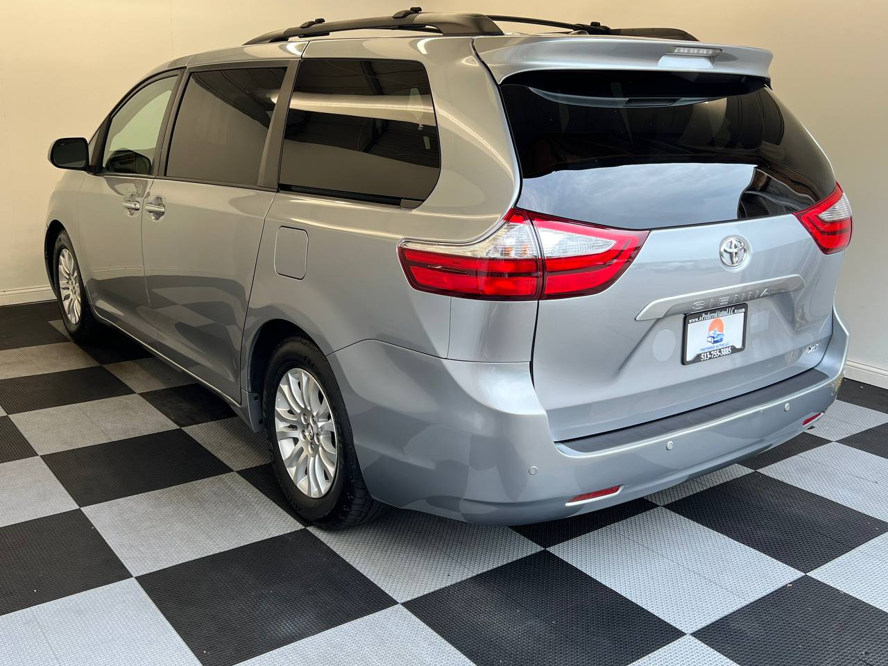 2015 Toyota Sienna XLE photo 4
