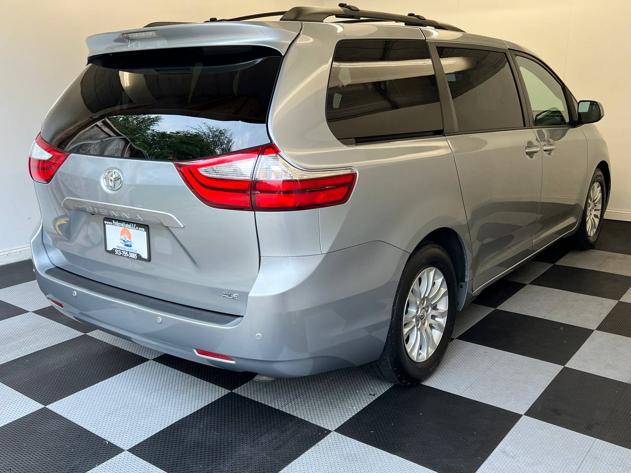 2015 Toyota Sienna XLE photo 6