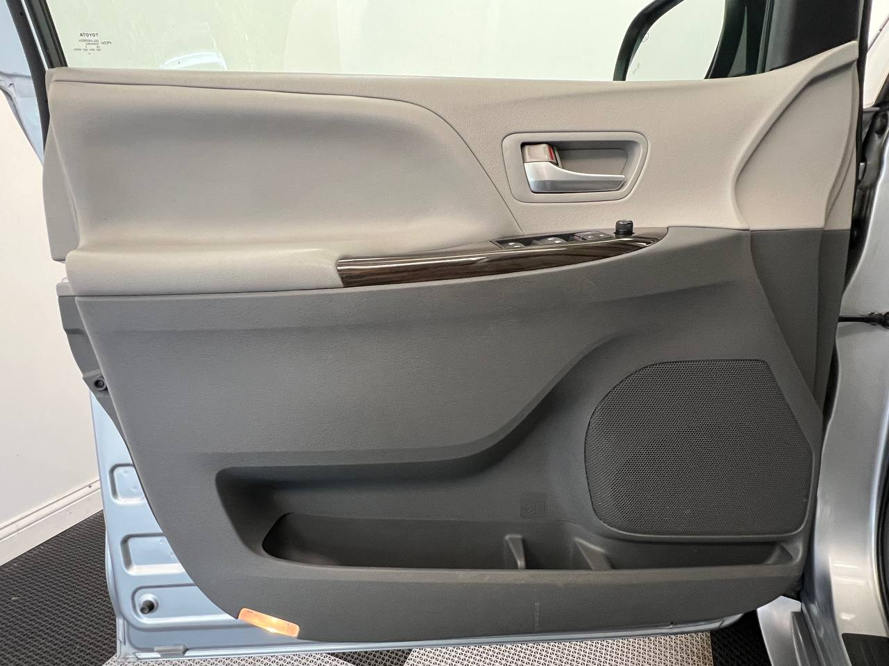 2015 Toyota Sienna XLE photo 7