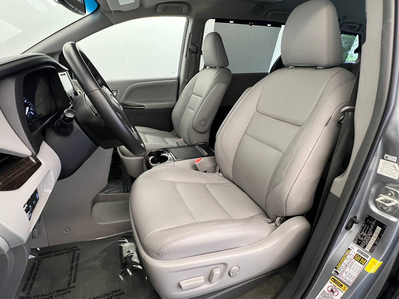 2015 Toyota Sienna XLE photo 8
